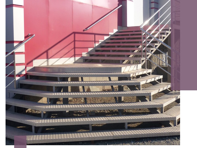 Лестницы для магазина в Сланцах — изготовление и монтаж