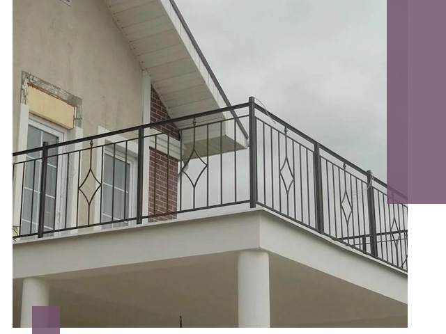 Изготовление балконных ограждений в Сланцах из металла и стекла