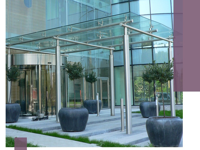 Навесы из стекла на заказ в Сланцах — монтаж и установка